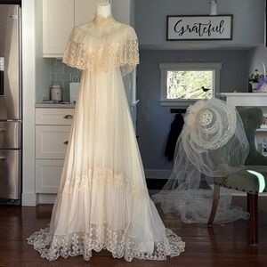 Union-Made USA Wedding Dress Gown Size 8 Ivory Lace Cape Embroidered Train ILGWU